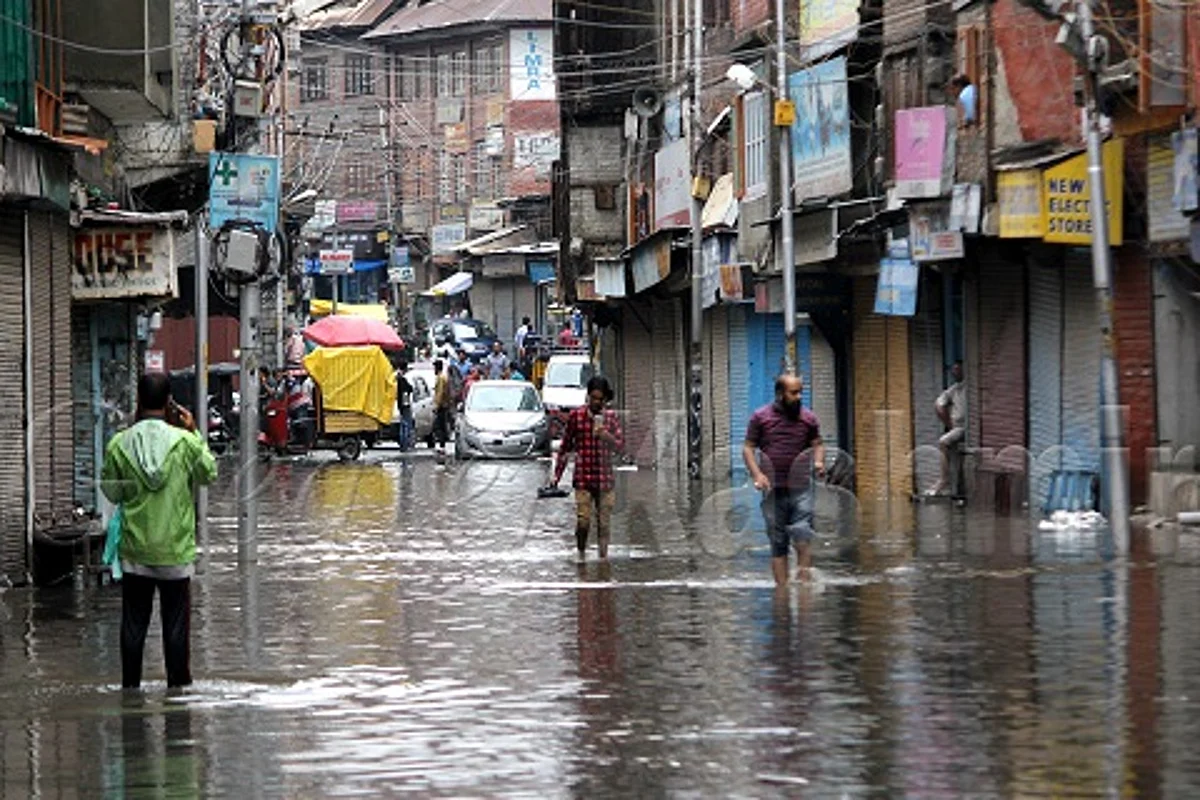 Rains lash Srinagar; traffic jams, waterlogging trouble residents
