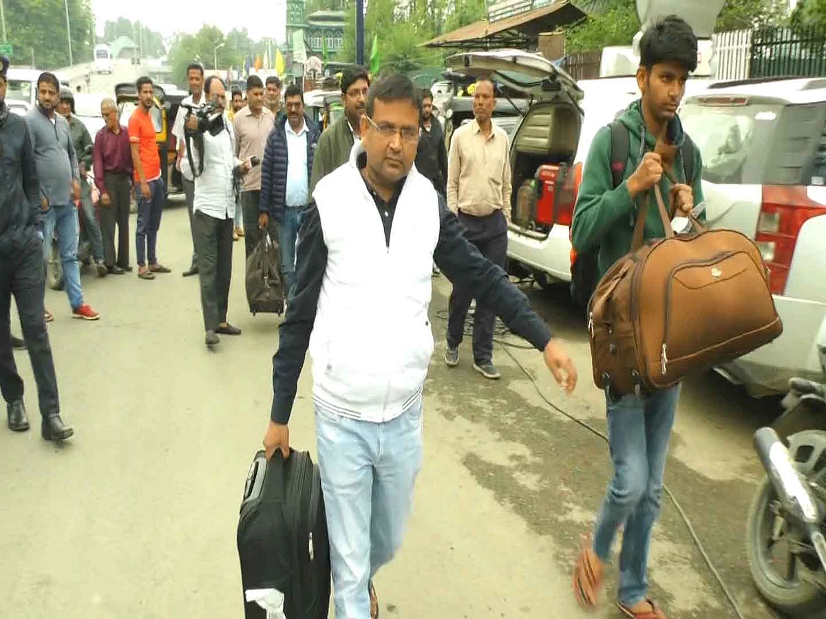 Tourists, pilgrims leave Kashmir in wake of advisory