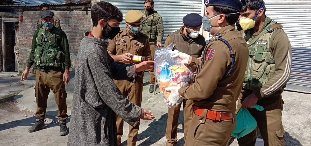 Police distribute food items to needy in Kashmir districts