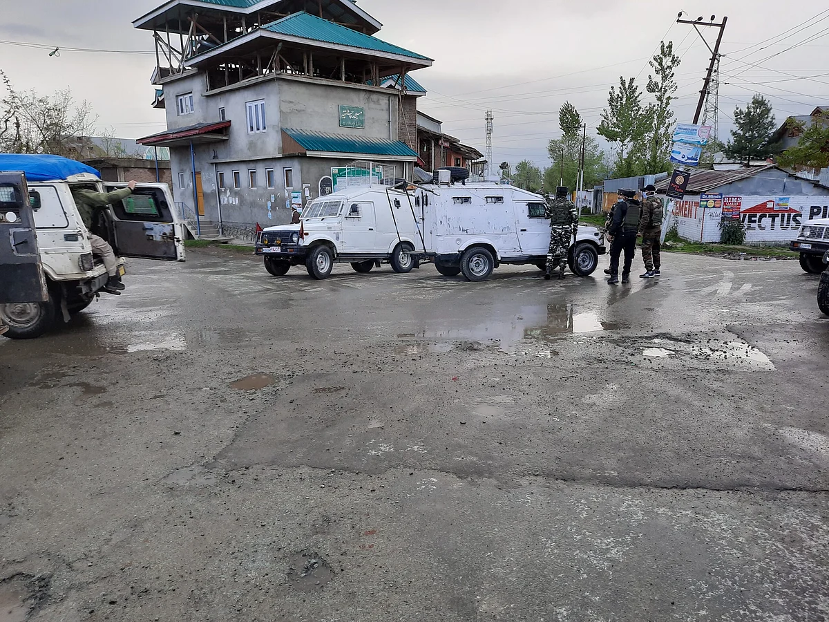 3 CRPF men killed, 2 injured in Sopore militant attack