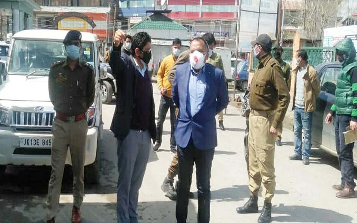 Div Com takes stock of COVID-19 control measures in Pulwama