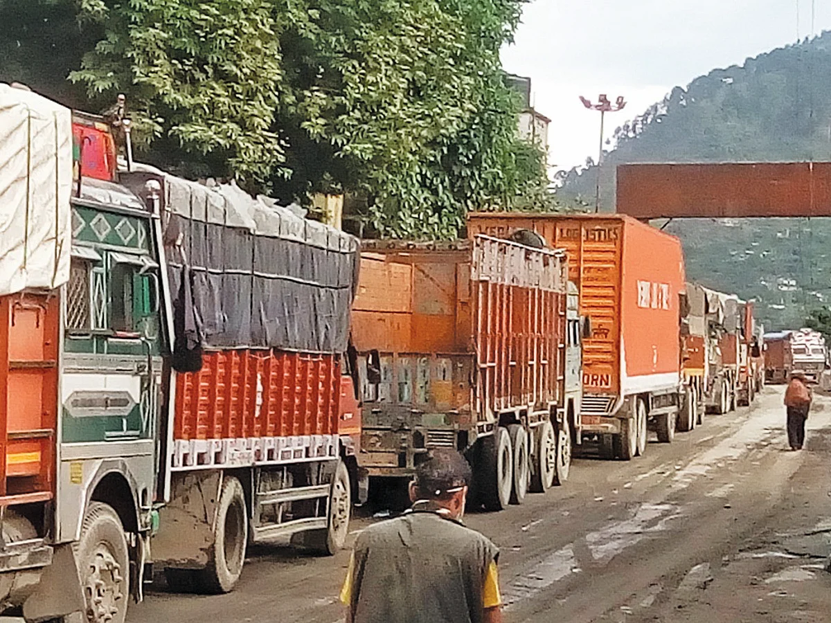 2-way LMV traffic on highway today