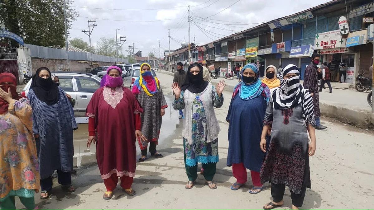 Women stage protest over water shortage in Sopore