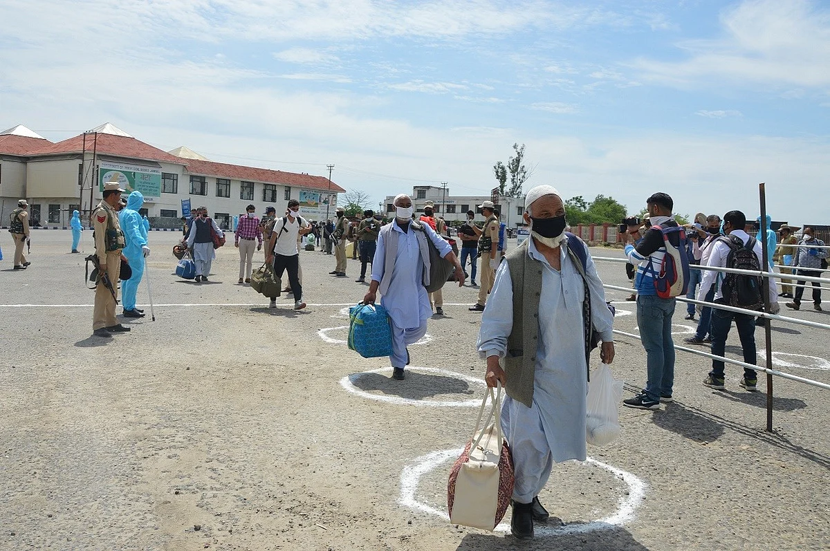 Stranded people at Pathankot sent to their homes from Lakhanpur
