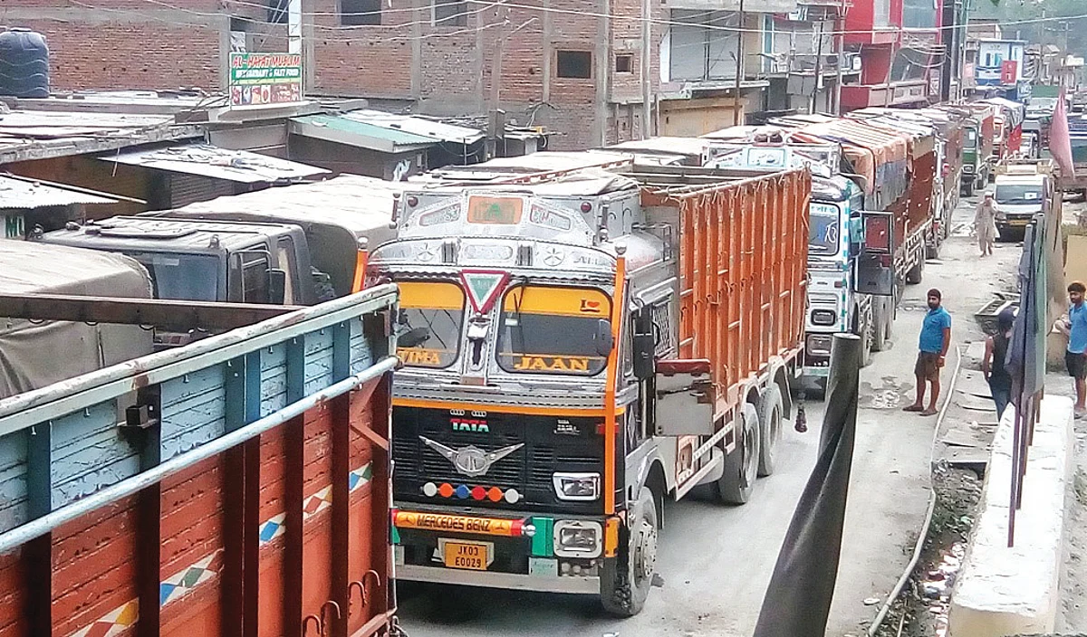 Massive traffic jam on Srinagar-Jammu highway