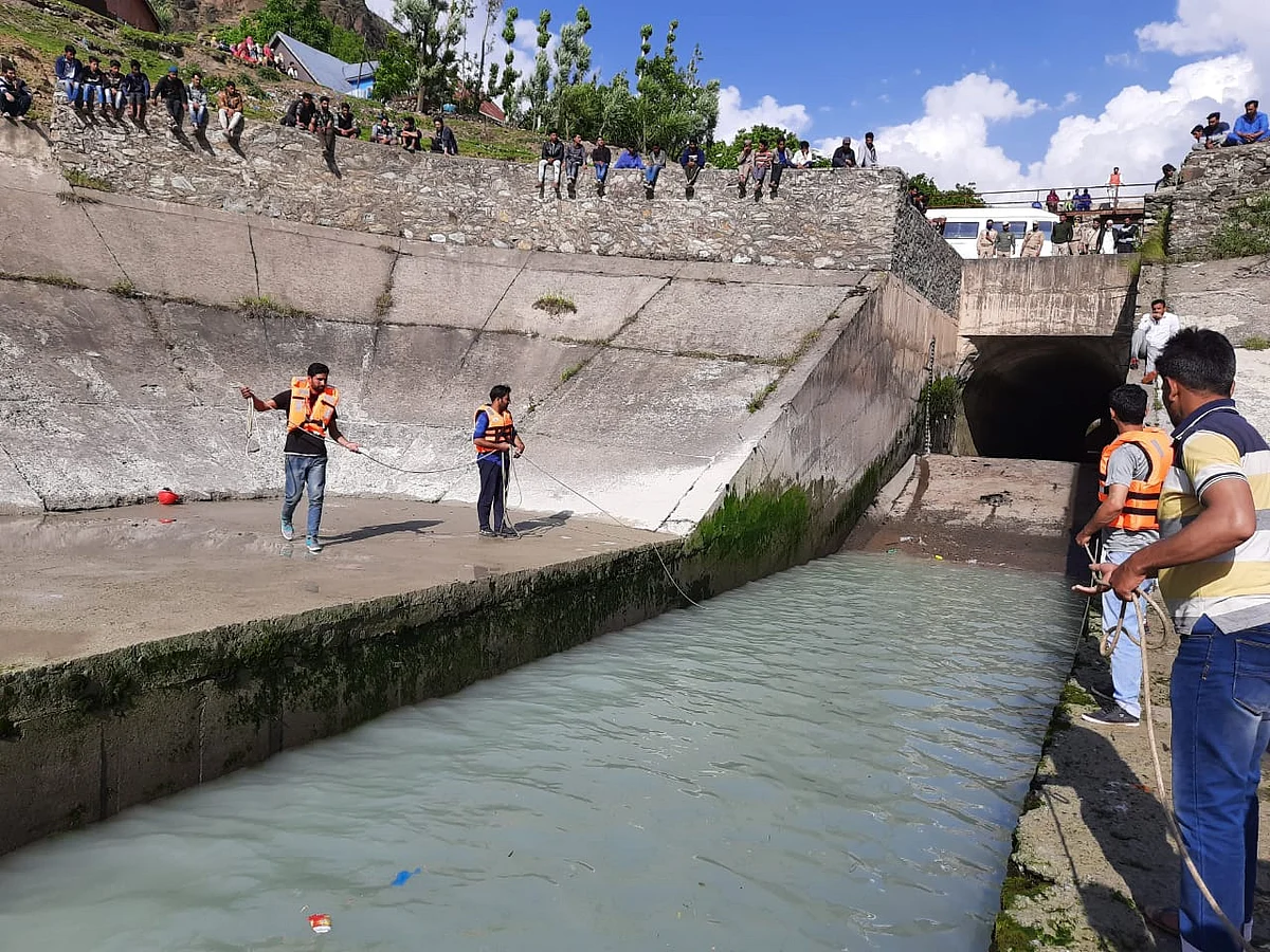 Youth slips into power canal in Ganderbal, rescue operation on