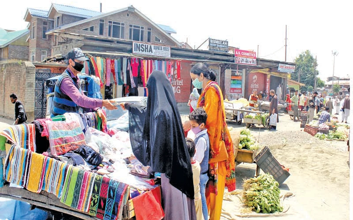 People resort to panic buying in Srinagar