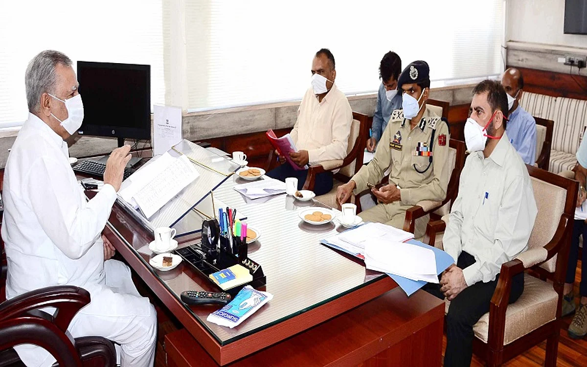 Advisor Farooq for strict enforcement of SOPs during Eid shopping