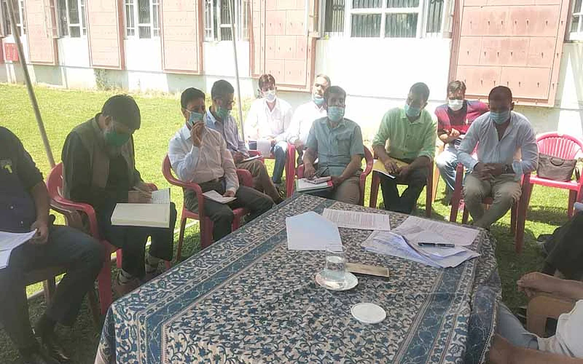 DDC Kulgam reviews preparedness for ‘Kissan Pakhwada’