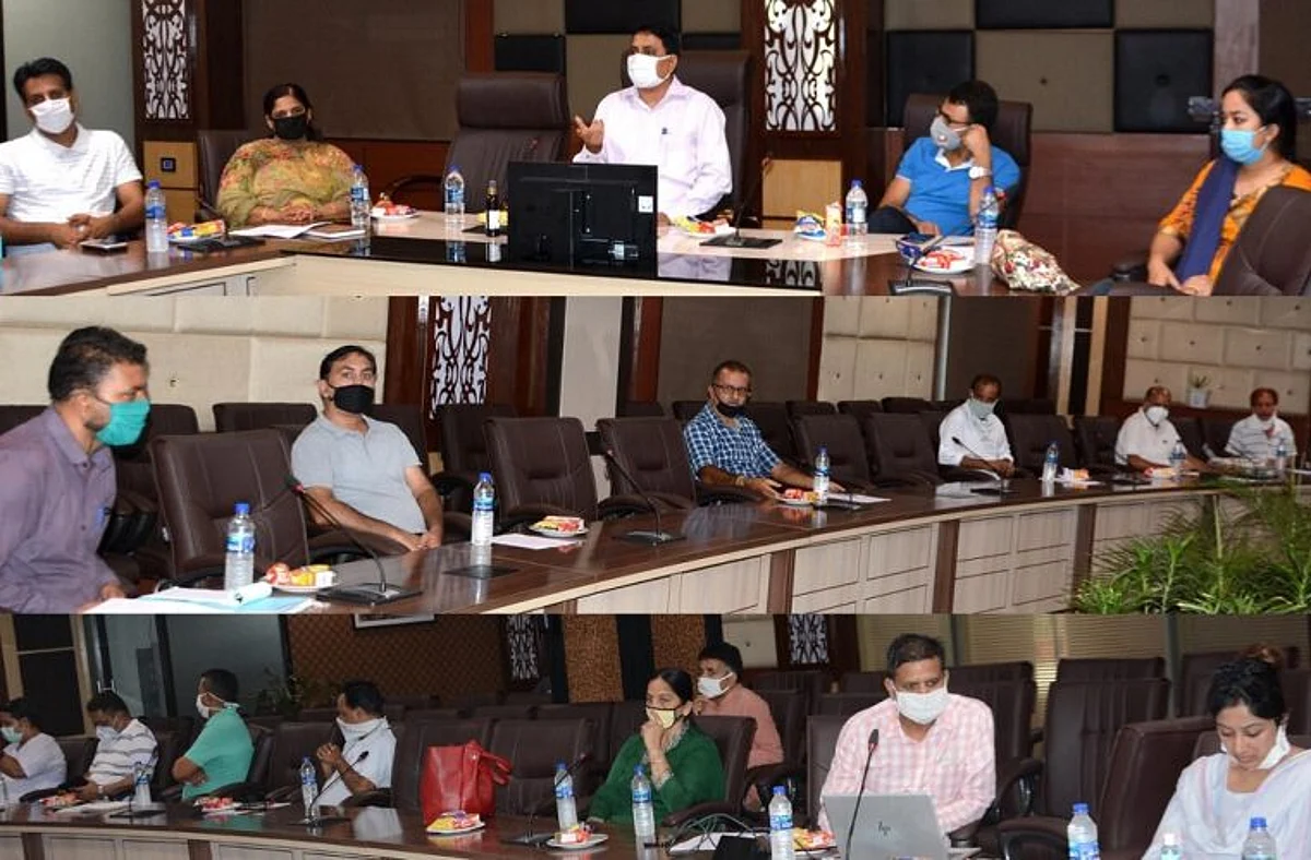 Dir H&H chairs artisans, weavers meet