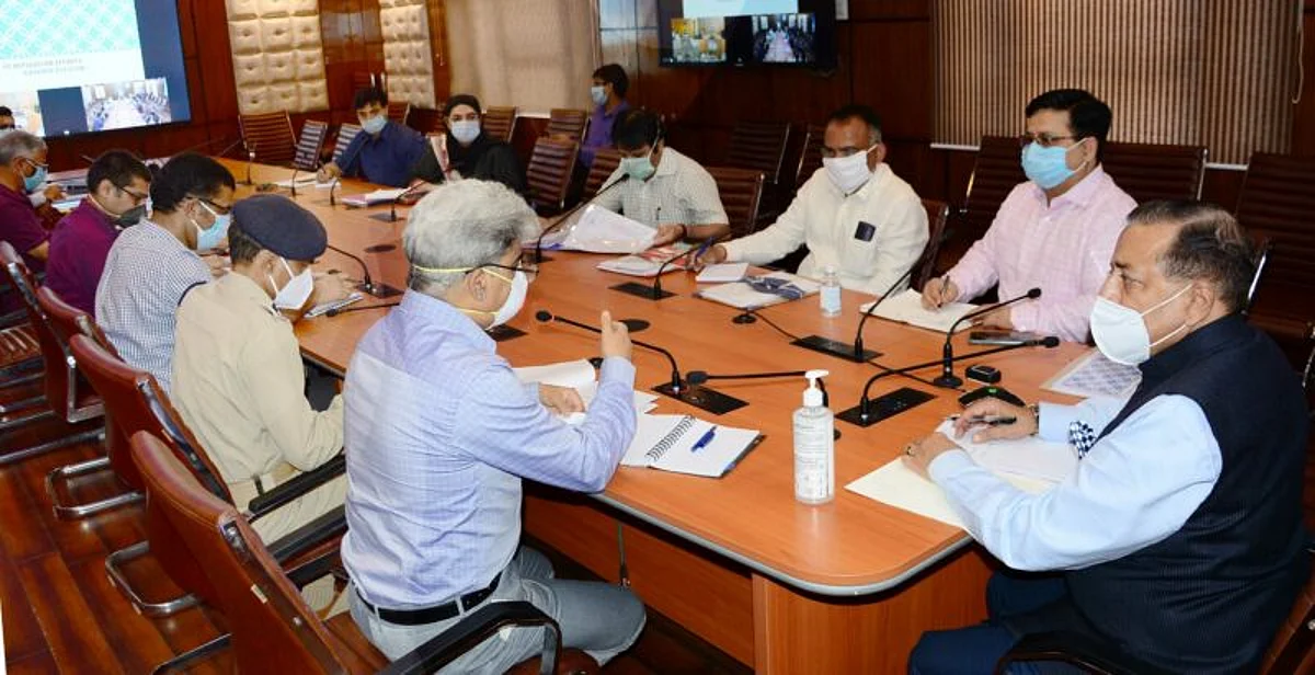 Dr Jitendra reviews COVID19 status in Kashmir