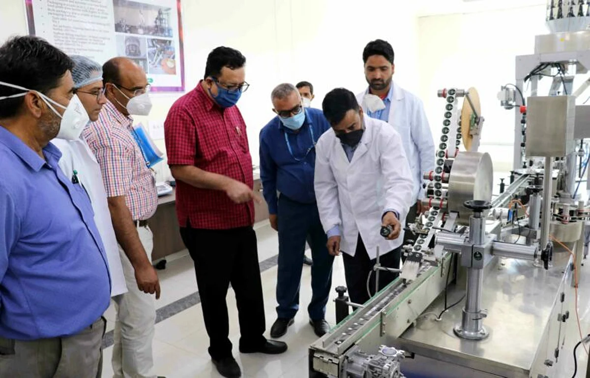 Navin visits India International Kashmir Saffron Trade Centre at Dussu