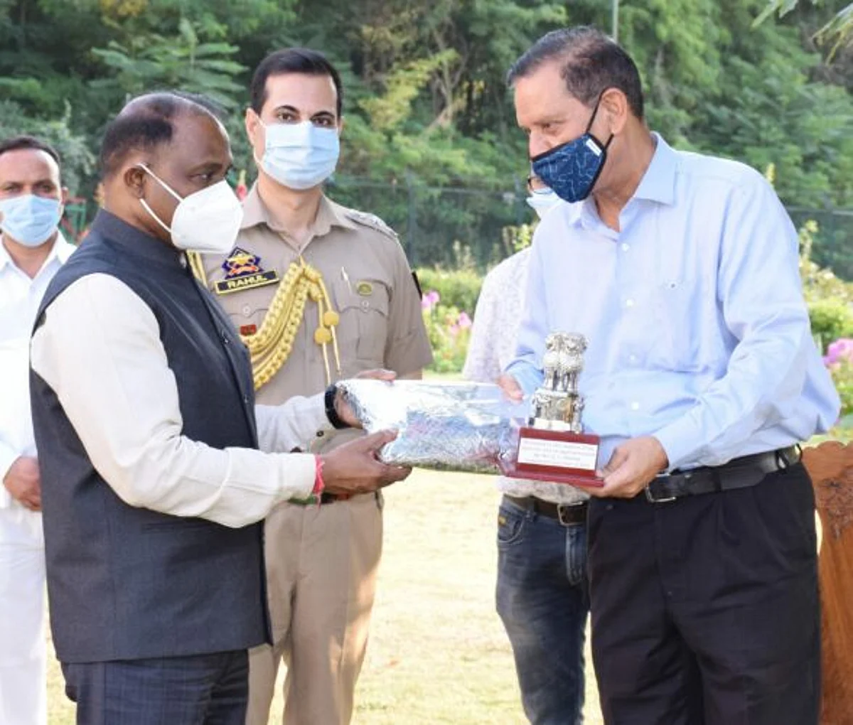 Raj Bhavan accords warm send off to Director SSF
