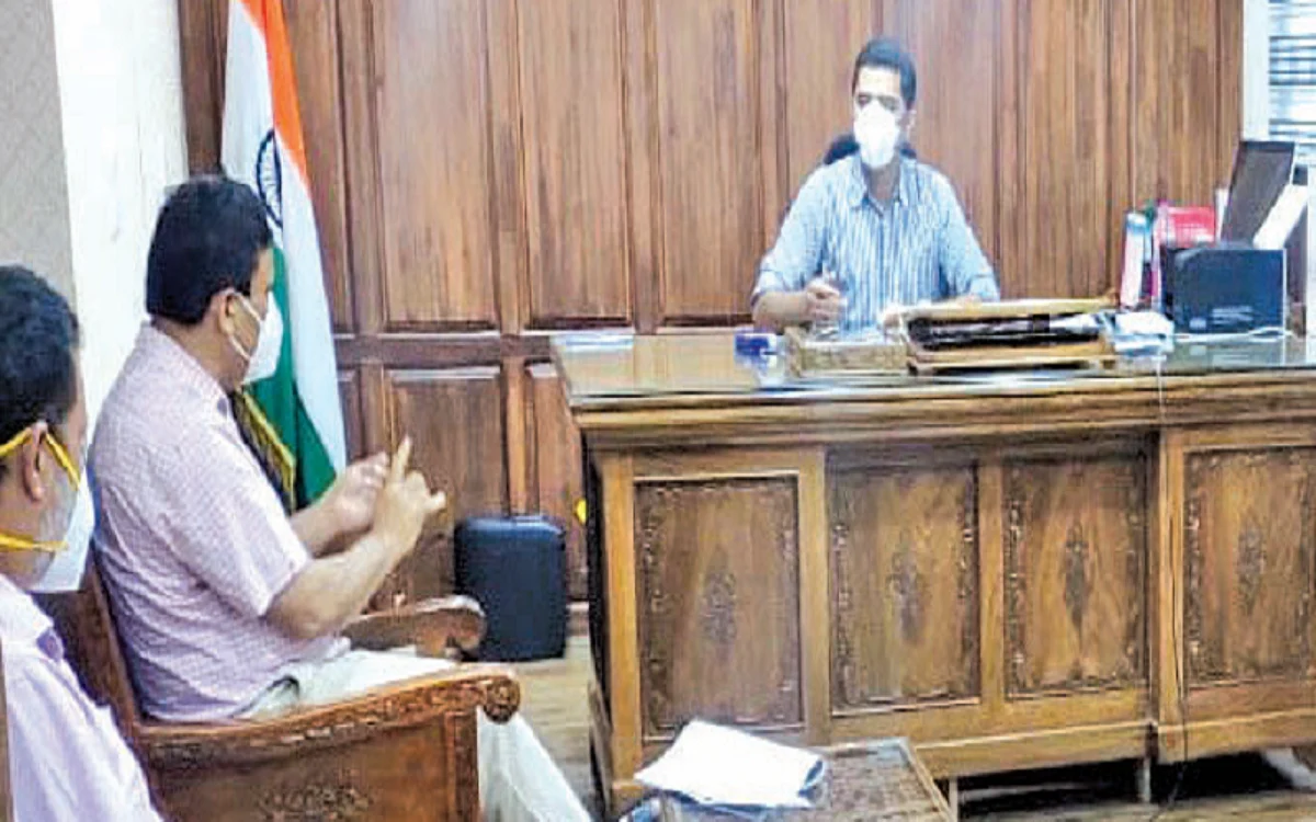 CEO reviews implementation of Smart City projects