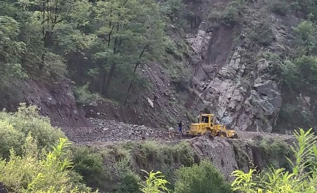 Srinagar-Muzafarabad road restored after remaining closed for several hours