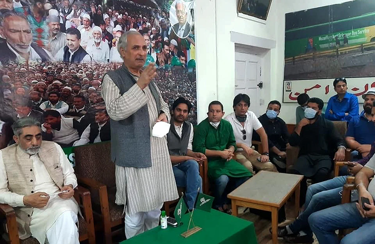 Govt talking to China, why is it ‘difficult’ to hold dialogue with Kashmiris, asks PDP leader
