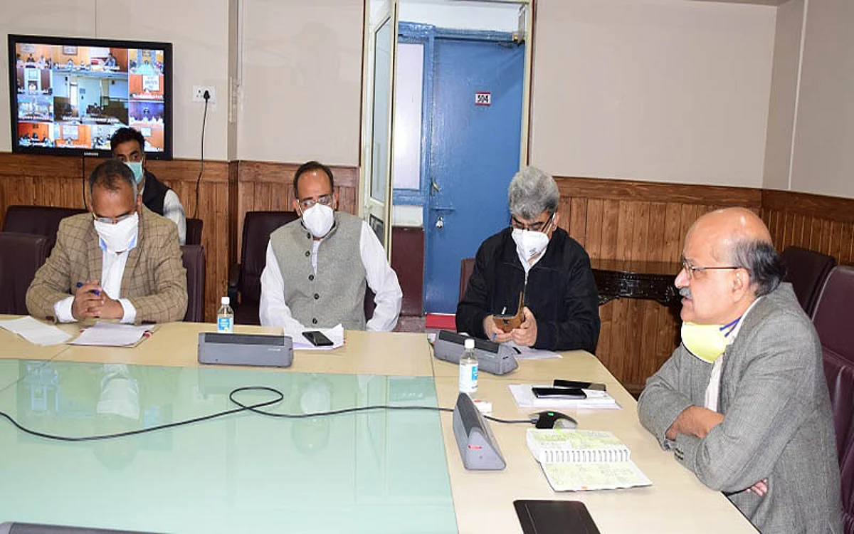 Divisional control rooms to be established ahead of winter in Kashmir: CS