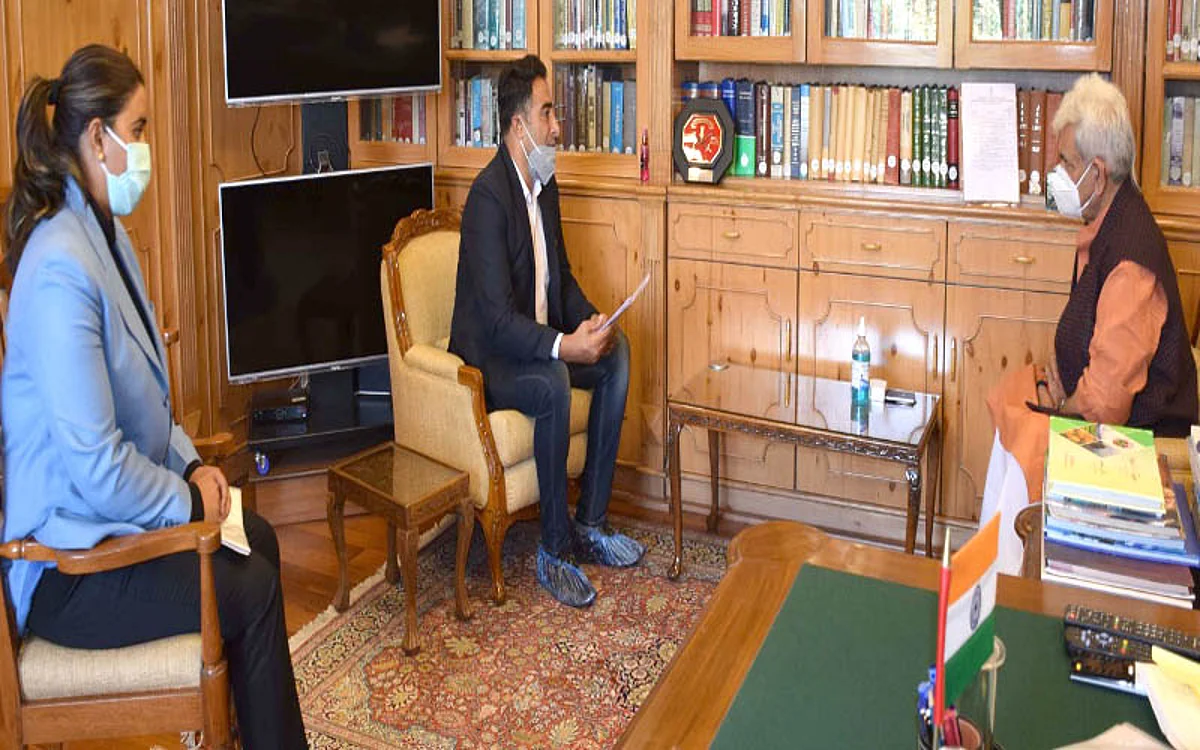 Dronacharya Awardee Kuldeep Handoo, Kayaking, Canoeing coach Bilquis Mir call on LG | Sportspersons, coaches to be provided all resources: LG Sinha