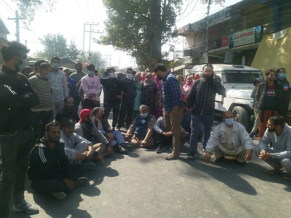 Thrashing of 2 youth triggers protest against Army at Rawalpora