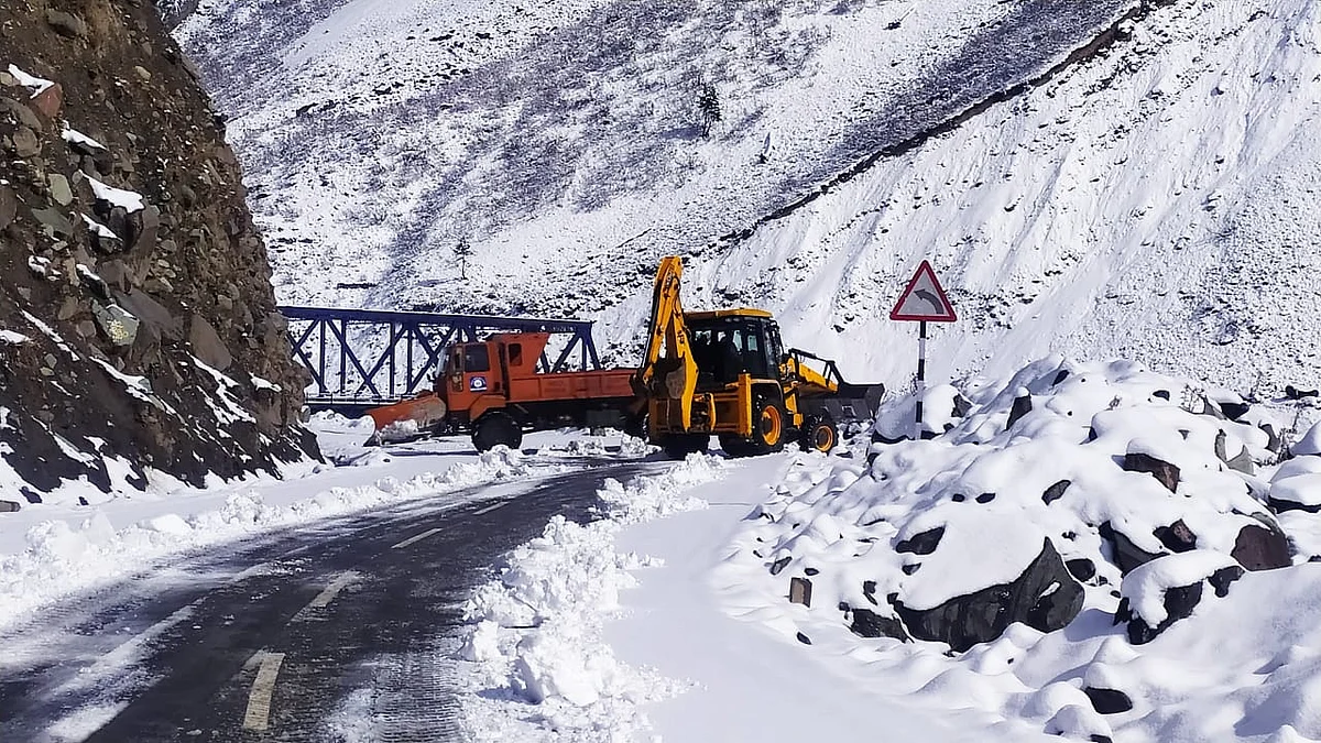 Srinagar-Kargil highway reopens for one way traffic after four days
