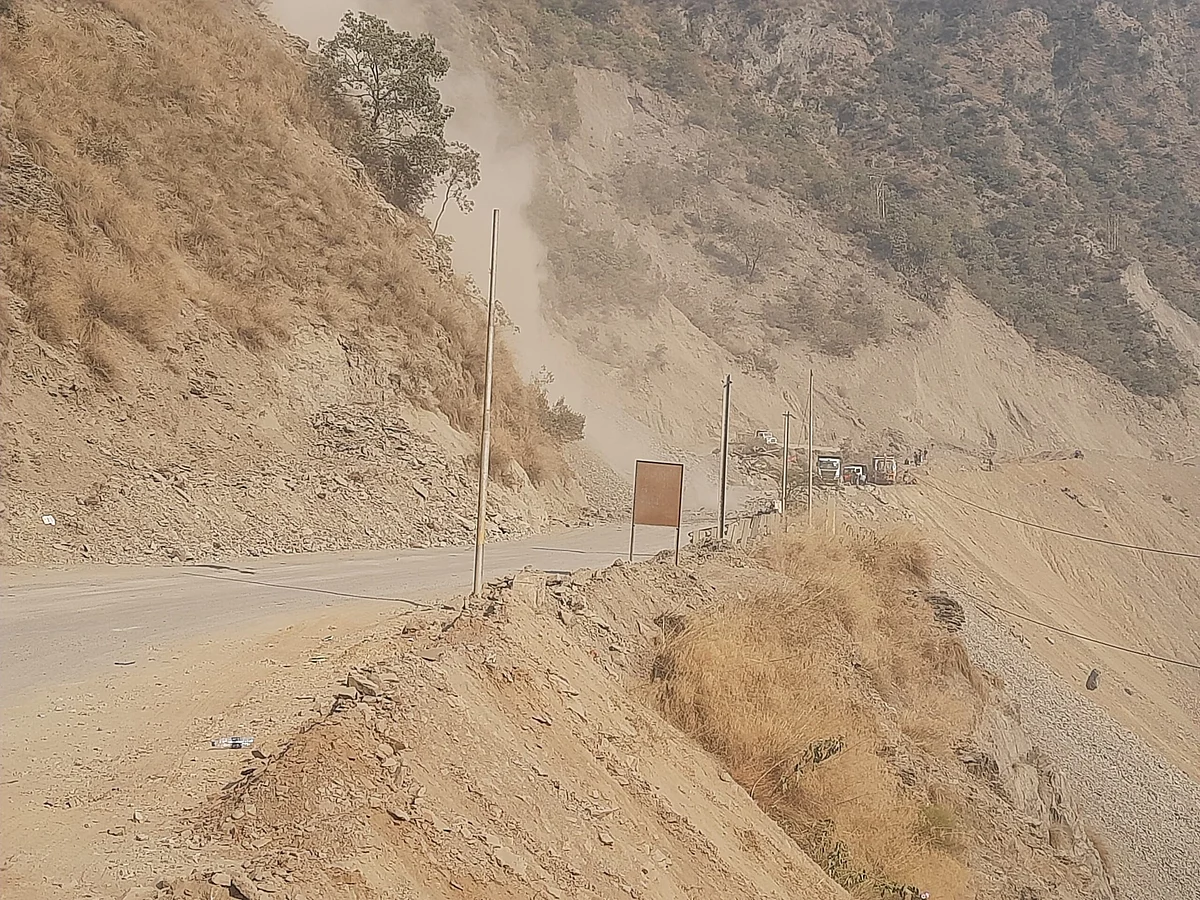 Srinagar-Jammu highway remains closed for traffic