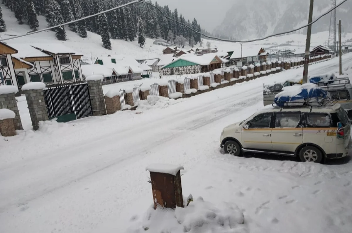 Srinagar-Leh highway closed for traffic after fresh snowfall