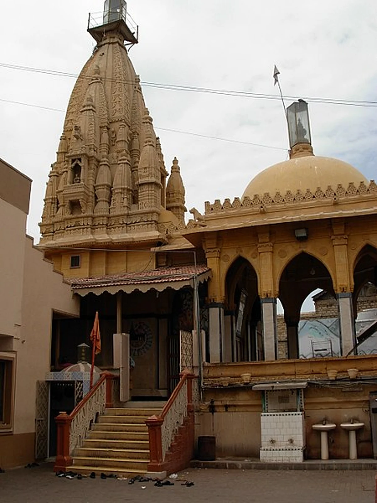 Mob vandalises Hindu temple in Karachi, Muslims come to rescue