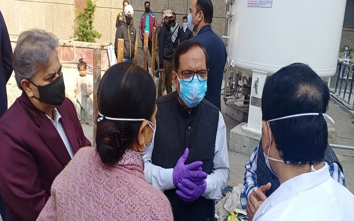 Nagrota gunfight: Advisor Bhatnagar meets injured police personnel