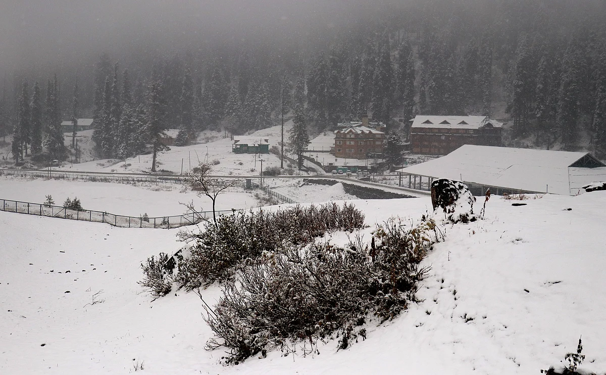 Snowfall damages three houses in Uri