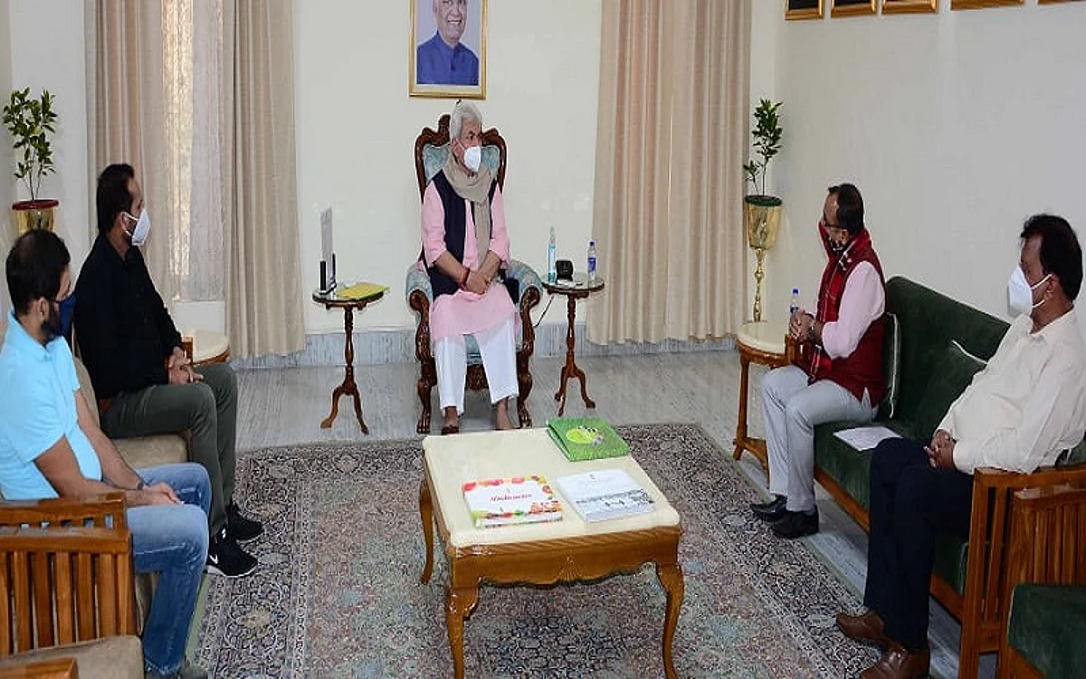 Ex-ministers, others call on LG Sinha