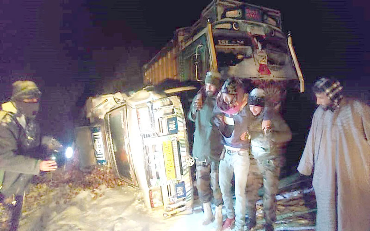 19 trapped passengers rescued from Mughal Road