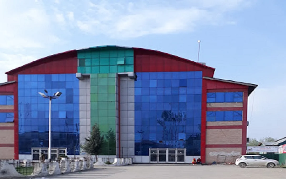 Defunct lift at IQ Complex Hyderpora takes toll on patients