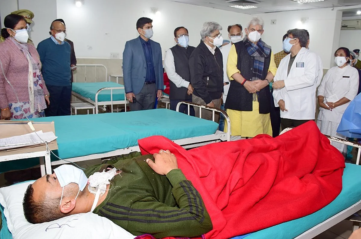 LG visits injured cops at GMC