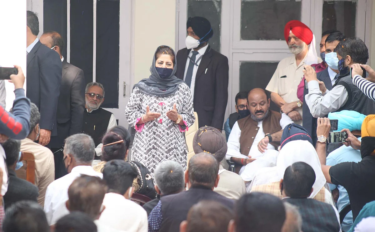 40 deputations meet Mehbooba