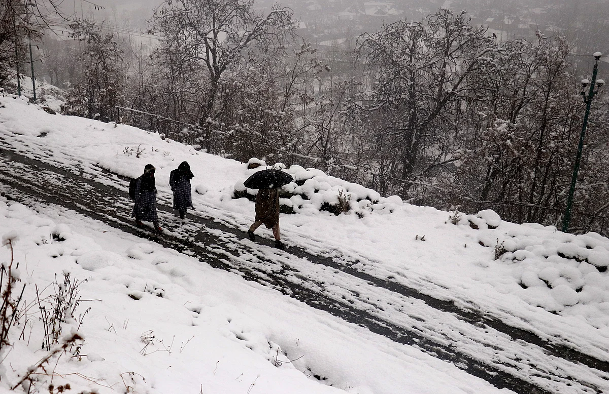 Snowfall, rains in Kashmir for second day