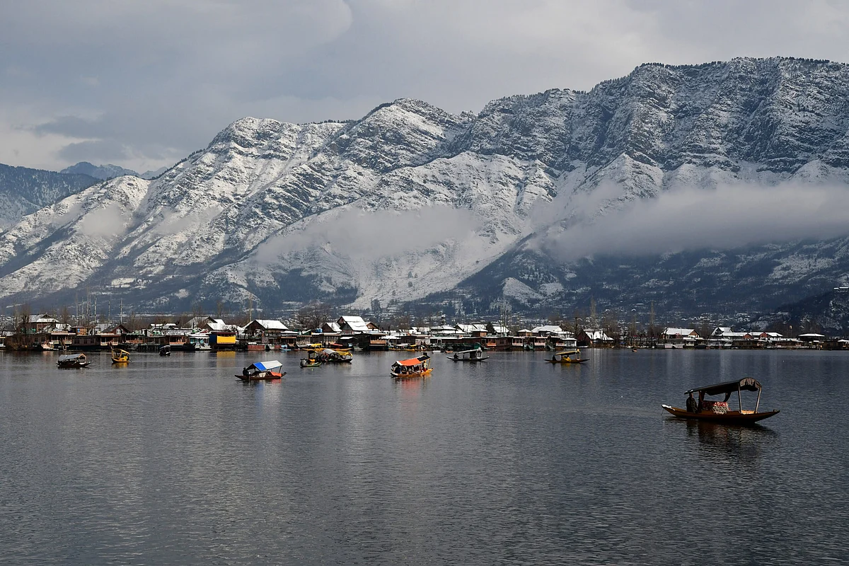 Warmer days usher in signs of early spring in Kashmir