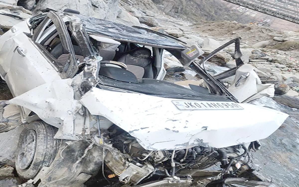 Policeman dies in highway accident
