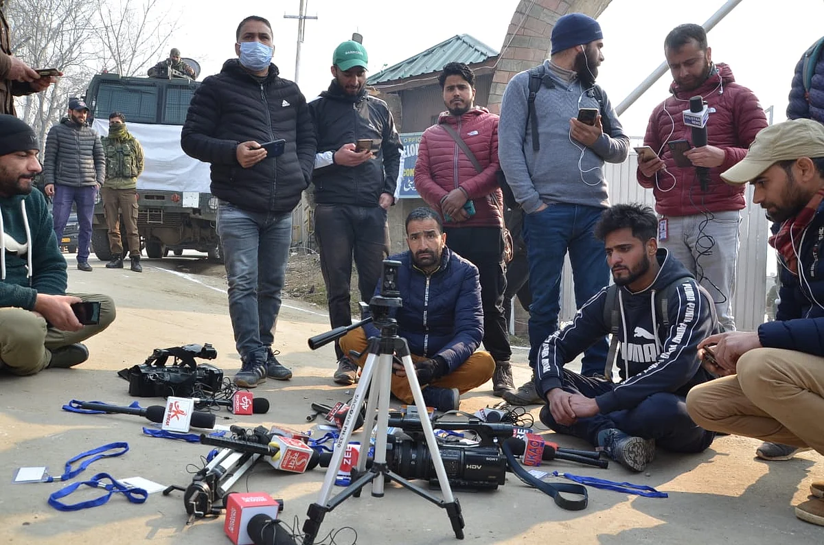 Journalists protest in Bandipora over lack of facilities to cover vote counting in DDC elections