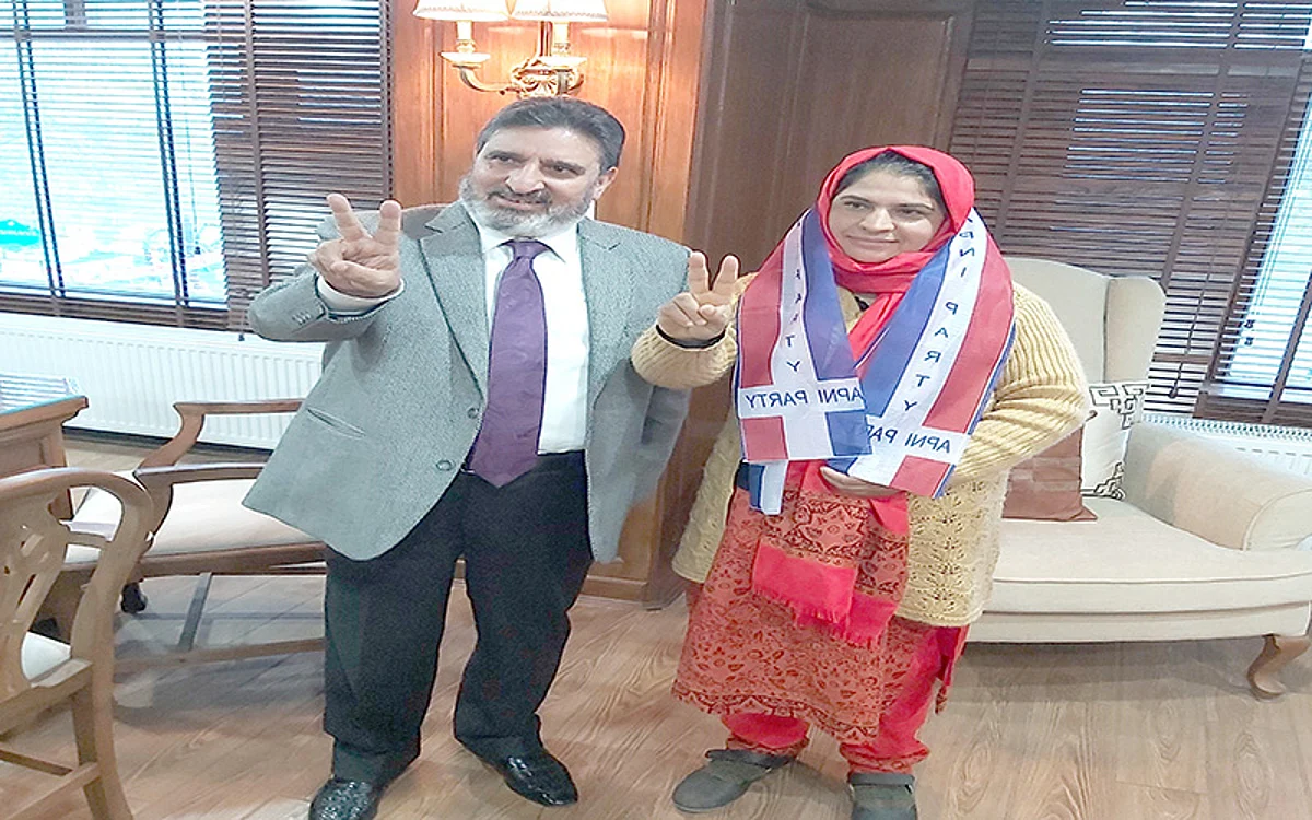 Bukhari welcomes Zainpora-I DDC member for joining Apni Party