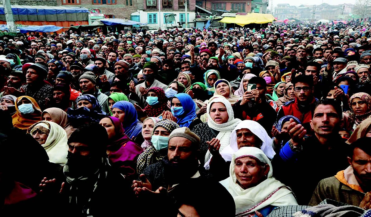 Friday following Urs | Thousands pay obeisance at Dastgeer Sahib (RA) shrines