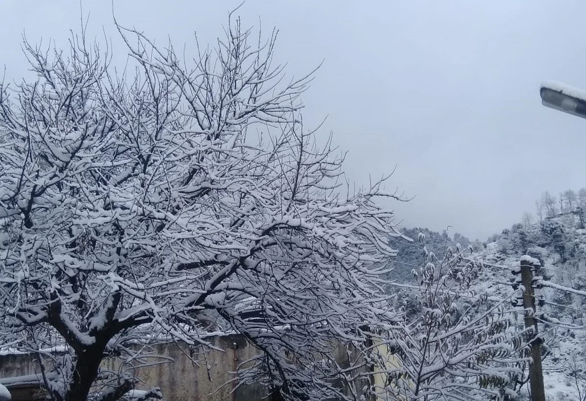 Rajouri receives season’s maiden snowfall, several roads closed