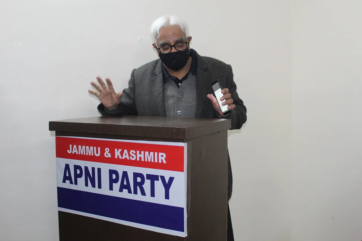 Bakaya chairs Apni Party workers’ meet post DDC results