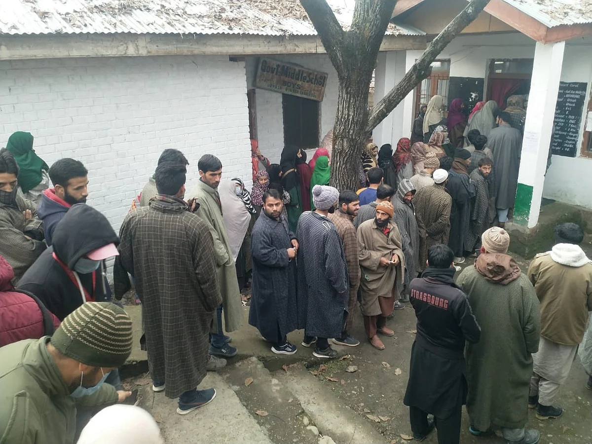 8.33% votes polled till 9 am in 3rd phase of J&K DDC elections