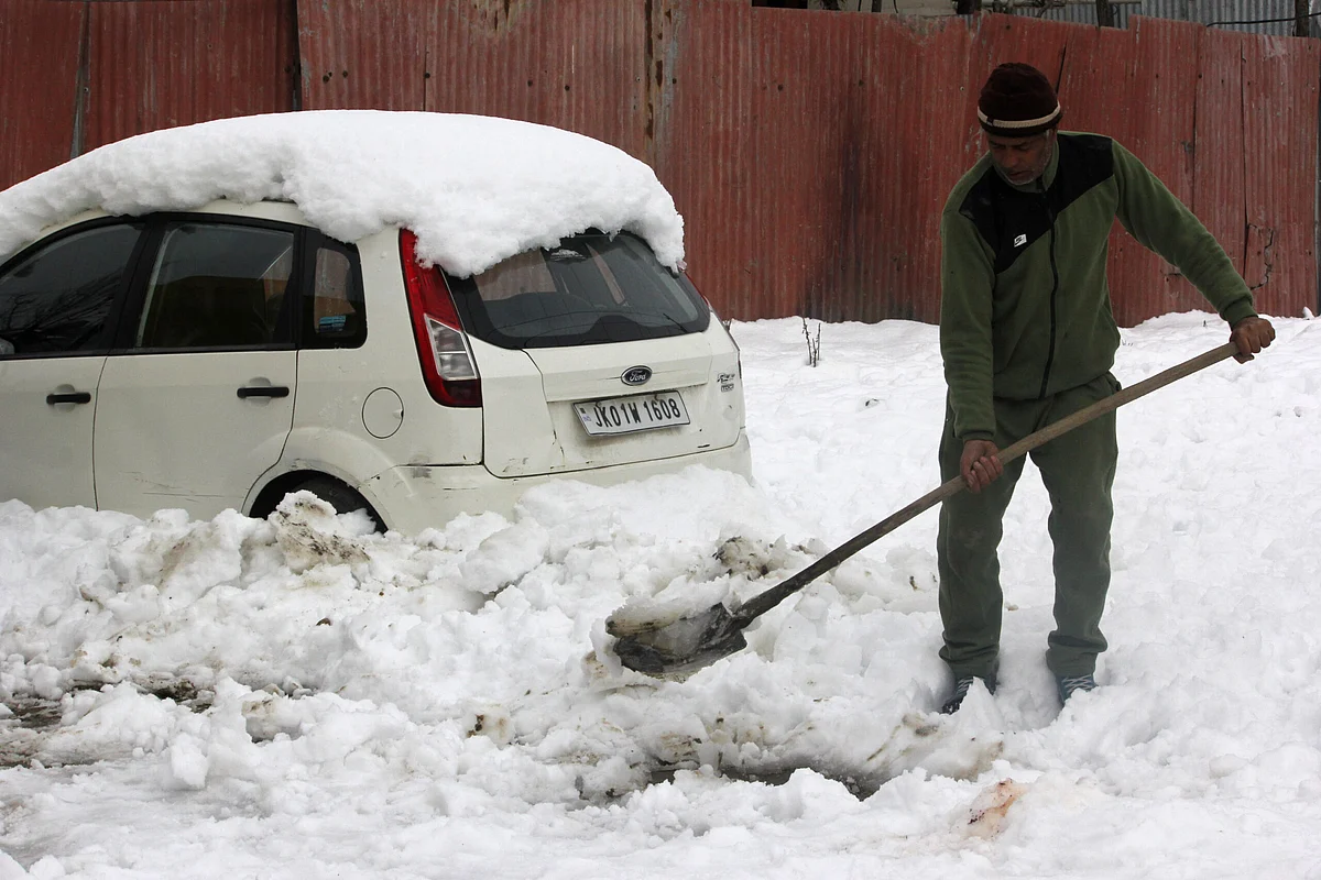Fresh snow again blocks Pulwama roads