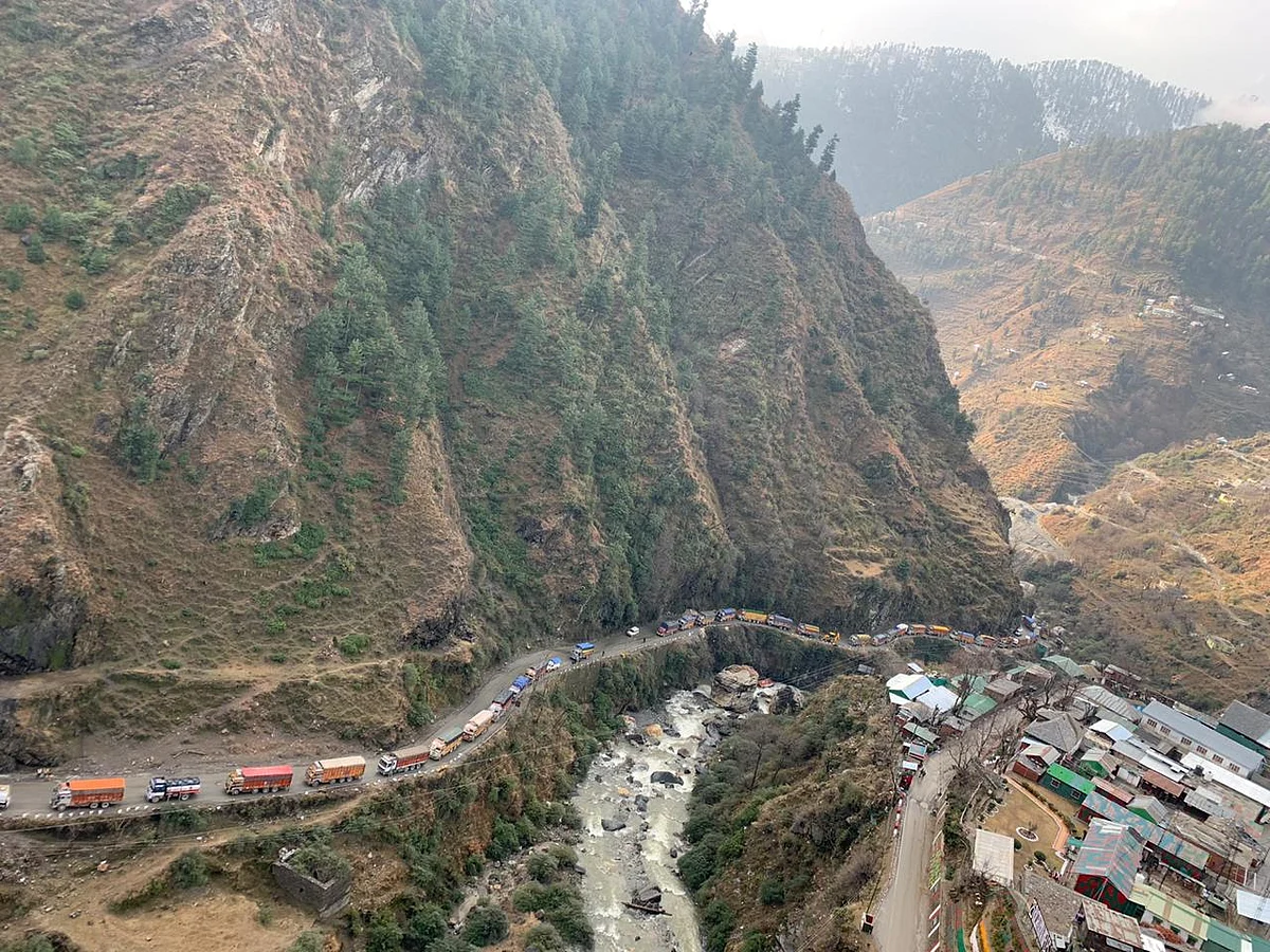 Traffic resumes on Srinagar-Jammu highway