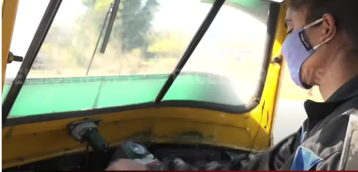 J&K girl, 21, takes up auto rickshaw driver’s job after father loses livelihood due to pandemic, wins hearts on Internet