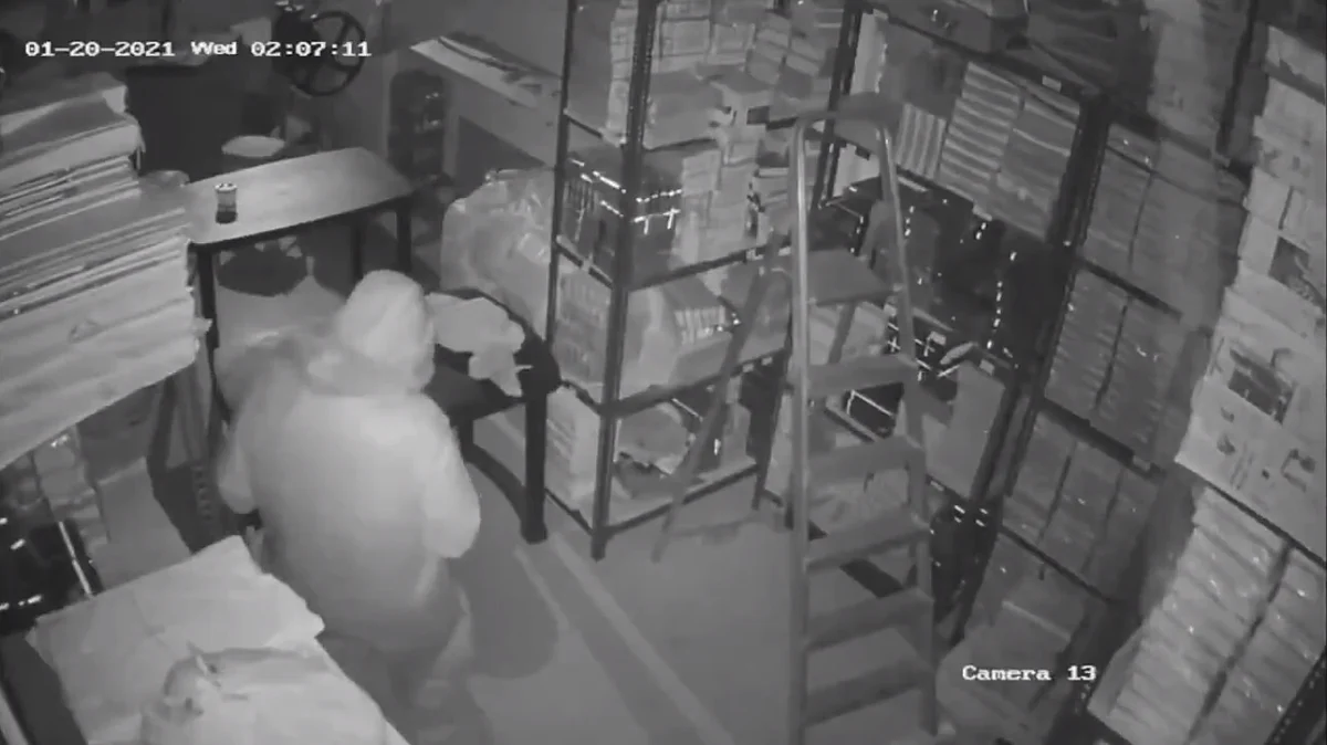 Watch: Man wearing PPE burgling jewellery shop in New Delhi
