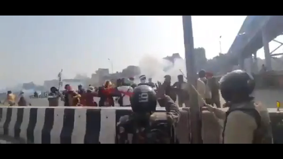 Police fire tear-gas shells on farmers at two places in Delhi