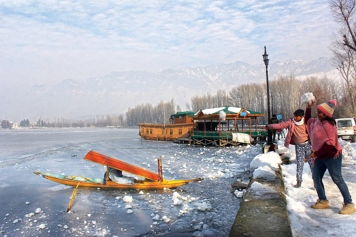 Srinagar shivers at minus 5.2°C as cold wave returns to valley