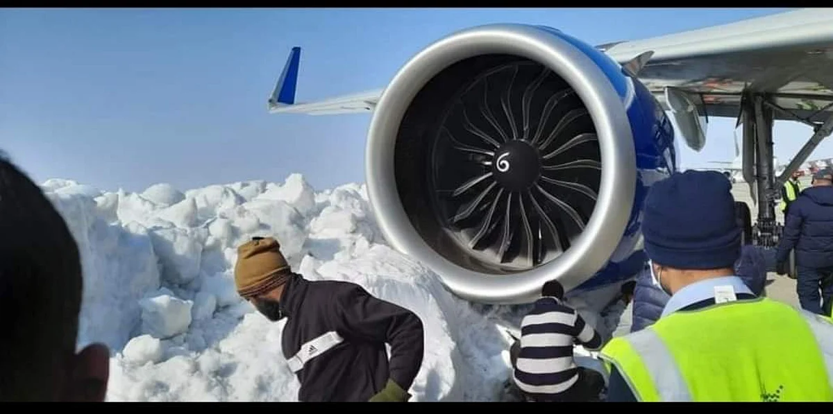 Delhi bound Indigo plane comes close to snow mound at Srinagar airport, passengers deboarded